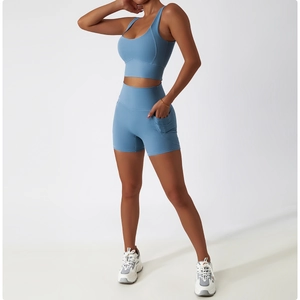 Détail de la brassière de sport bleue et du short taille haute avec poches latérales