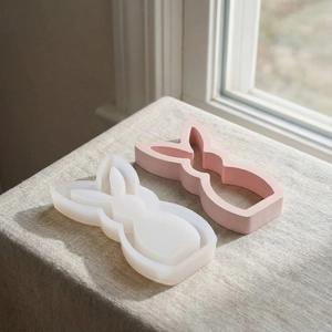 Détail du moule en silicone lapin et de la sculpture de lapin en résine rose finie