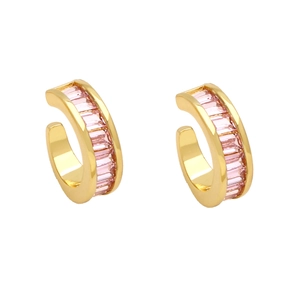 Detailansicht goldene Ohrmanschette mit rechteckigen rosa Zirkonia-Steinen