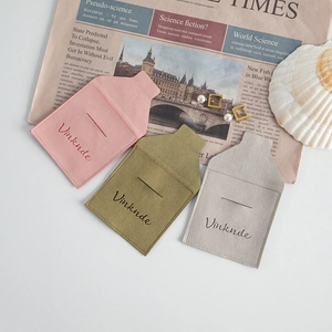 Bolsas para joyas de microfibra en rosa, oliva y gris con suave textura de ante