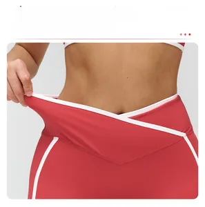 Détail de la taille croisée en V flexible sur le short de yoga rouge sport