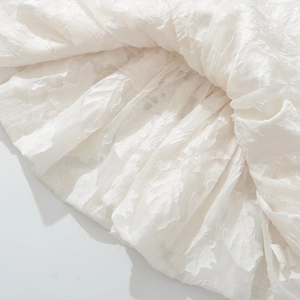 Mini robe à bretelles blanche rétro avec jacquard floral et détails plissés élégants