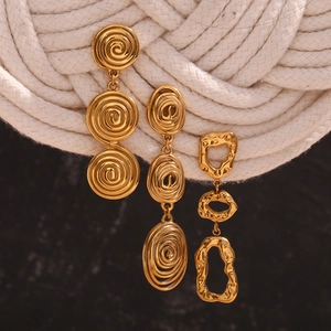 Détail de boucles d'oreilles géométriques martelées plaquées or 18 carats sur corde
