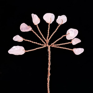 Arbre de fortune en quartz rose artisanal avec branches en fil de cuivre sur fond noir