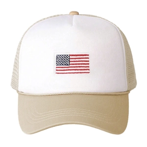 Cappellino trucker regolabile con ricamo bandiera USA in bianco e color kaki