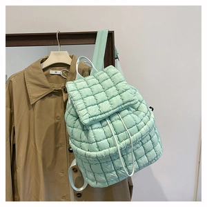Dettaglio dello zaino a nuvola trapuntato verde menta con texture a sbuffo e coulisse