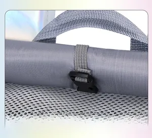 Détail de la boucle à enroulement avec maille grise sur un sac de transport pour animaux