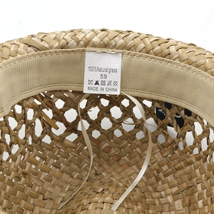 Dettaglio interno del cappello di paglia naturale con etichetta 100% erba naturale