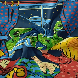 Dettaglio di un arazzo pop art colorato con scritta T'S e trama del tessuto