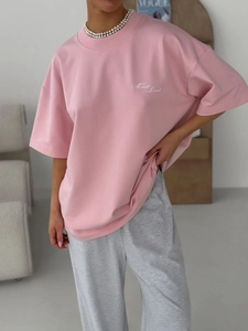 Λεπτομέρεια από ροζ oversized βαμβακερό t-shirt με στάμπα Miart Land και πεσμένους ώμους