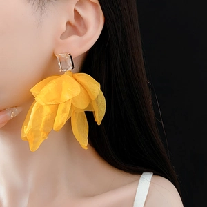 Nahaufnahme gelber Stoffblumen-Ohrringe mit quadratischem Zirkon und Silbernadel-Design