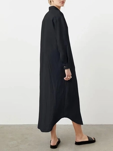 Vista laterale del vestito a camicia maxi nero a maniche lunghe con orlo irregolare