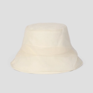 Detailansicht eleganter Fischerhut aus Organza mit atmungsaktiver Netzstruktur in Creme