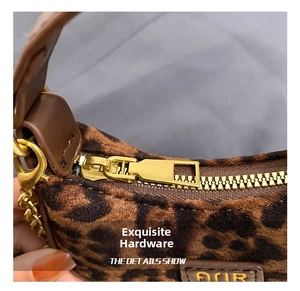 Gros plan sur la texture fausse fourrure léopard et la fermeture dorée du sac