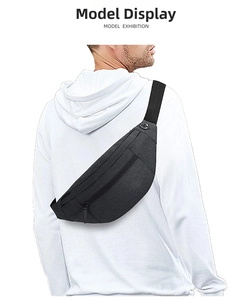 Rückansicht der dunkelgrauen Oxford-Brusttasche mit verstellbarem Gurt am Model