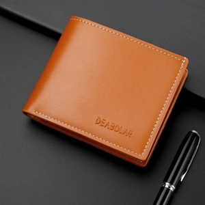 Portafoglio sottile da uomo in pelle arancione, modello bifold su sfondo materico nero
