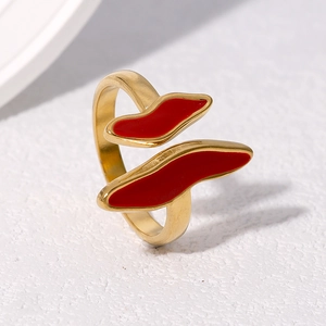 Französischer Vintage-Ring aus 18k Gold mit roter Emaille im 45-Grad-Winkel Ansicht