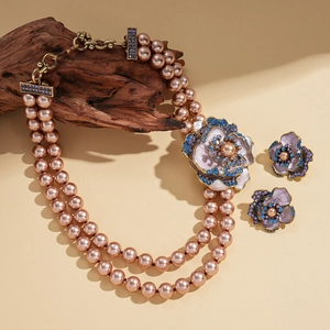Parure de collier à perles superposées et boucles d'oreilles fleuries rétro