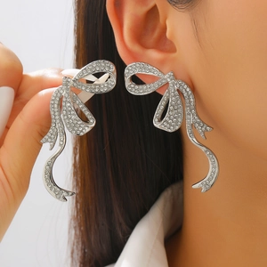 Pendientes de mariposa en tono plateado con brillantes cristales pavé estilo exagerado