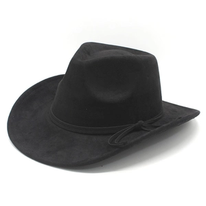 Détail d'un chapeau de cowboy noir en suédine avec une fine bande nouée décorative