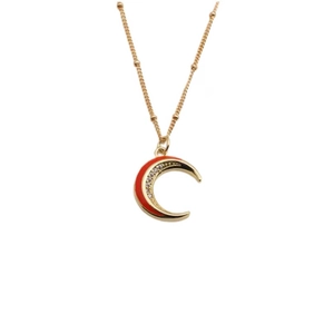 Dettaglio ciondolo luna oro con smalto rosso e cristalli di zirconia cubica