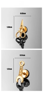 Vue détaillée des dimensions des boucles d'oreilles dorées en forme de ciseaux et clé