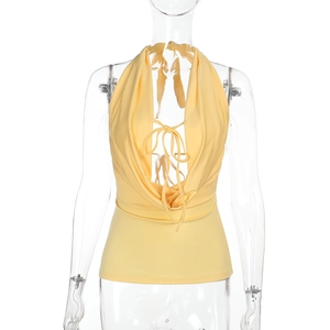 Vorderansicht der gelben Neckholder-Top mit tiefem V-Ausschnitt und Schnür-Design