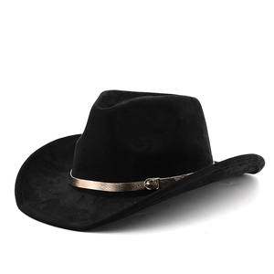 Dettaglio cappello da cowboy nero in scamosciato con fibbia dorata e fascia metallica