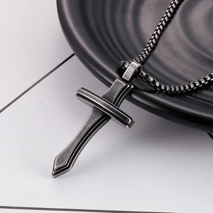 Collier pendentif épée croix gothique en acier inoxydable argenté mat pour hommes