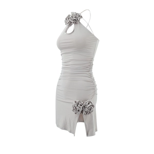 Détail de robe moulante grise avec des fronces et décoration de rose 3D au cou