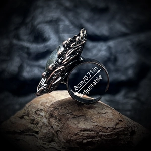 Macro shot of adjustable bird nest labradorite ring with 1.8cm diameter sizing detail
