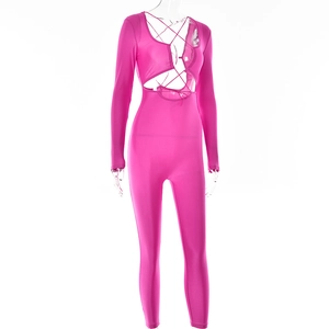 Vue détaillée de la combinaison rose vif à manches longues avec laçage sexy et découpe