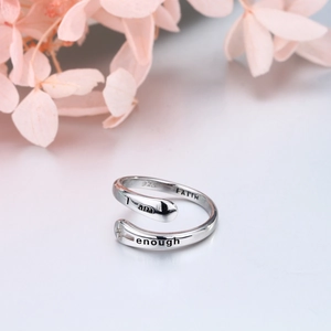 Dettaglio anello aperto in argento 925 con incisione I am enough e Faith rifinita