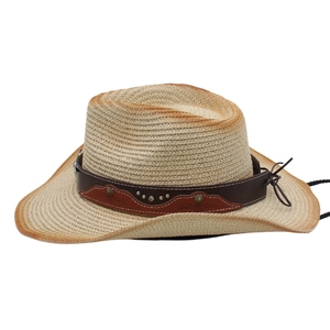 Détail de la bande en cuir avec rivets argentés et broderie florale sur le chapeau de paille