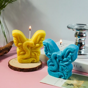 Candela profumata creativa con rilievo ad ali di farfalla in giallo e blu cielo