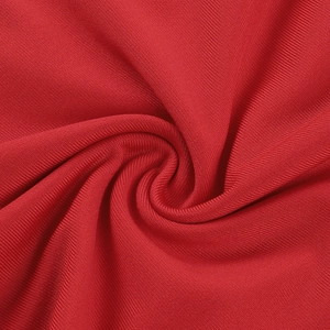 Vue macro de la texture du tissu en maille côtelée rouge avec un drapé fluide