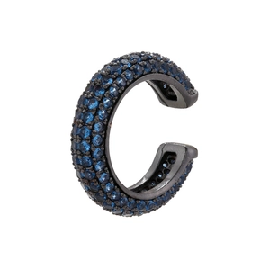 Detail der C-Form Earcuff mit schwarzer Beschichtung und drei Reihen dunkelblauer Zirkonia