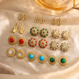 Collection détaillée de boucles d'oreilles vintage en or avec turquoise et perles