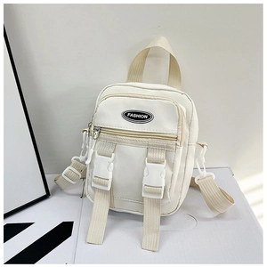 Dettaglio borsa a tracolla in nylon crema con logo fashion e chiusure a fibbia