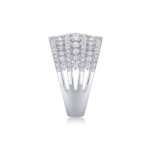 Nahaufnahme von silbernem breitem Ring mit mehreren Reihen pavé-gefasster Moissanite