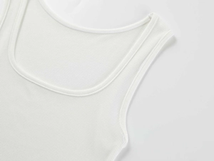 Detaillierte Nahaufnahme von weißem Rippstrick und U-Ausschnitt am Sport-Tanktop