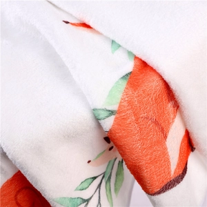 Nahaufnahme der weichen Babydecke aus weißem Flanell mit orangefarbenem Blumenmuster
