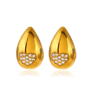 Boucles d'oreilles goutte dorées avec motif cœur en zircon brillant sur fond blanc