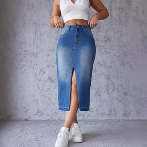 Jupe midi en jean bleu à taille haute avec fente frontale et ourlet brut style minimaliste