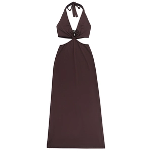 Détail de la robe maxi licou marron foncé avec découpes à la taille et anneau en métal