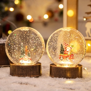 Boule à neige lumineuse de Noël avec camion rouge et socle LED en bois brun