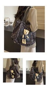 Detail der Leoparden-Einkaufstasche mit weichem Stoff und 3D-Teddybär-Anhänger