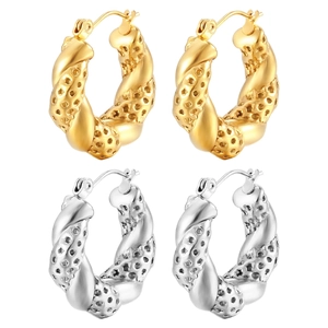 Créoles torsadées en acier inoxydable or 18 carats et argent sur fond blanc pur