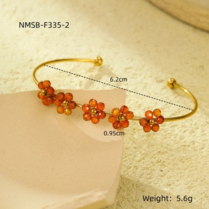 Dettaglio del bracciale dorato a fiori con dimensioni 6,2 cm e peso 5,6 g indicati