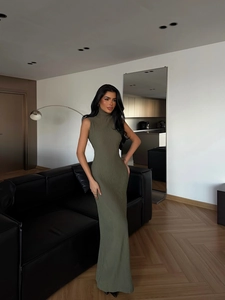 Elegante vestido maxi de punto verde oliva sin mangas con cuello alto ajustado